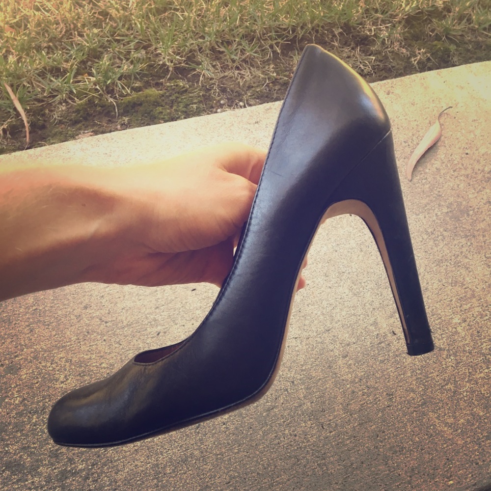 Michael Kors beautiful black pumps. Size 9.